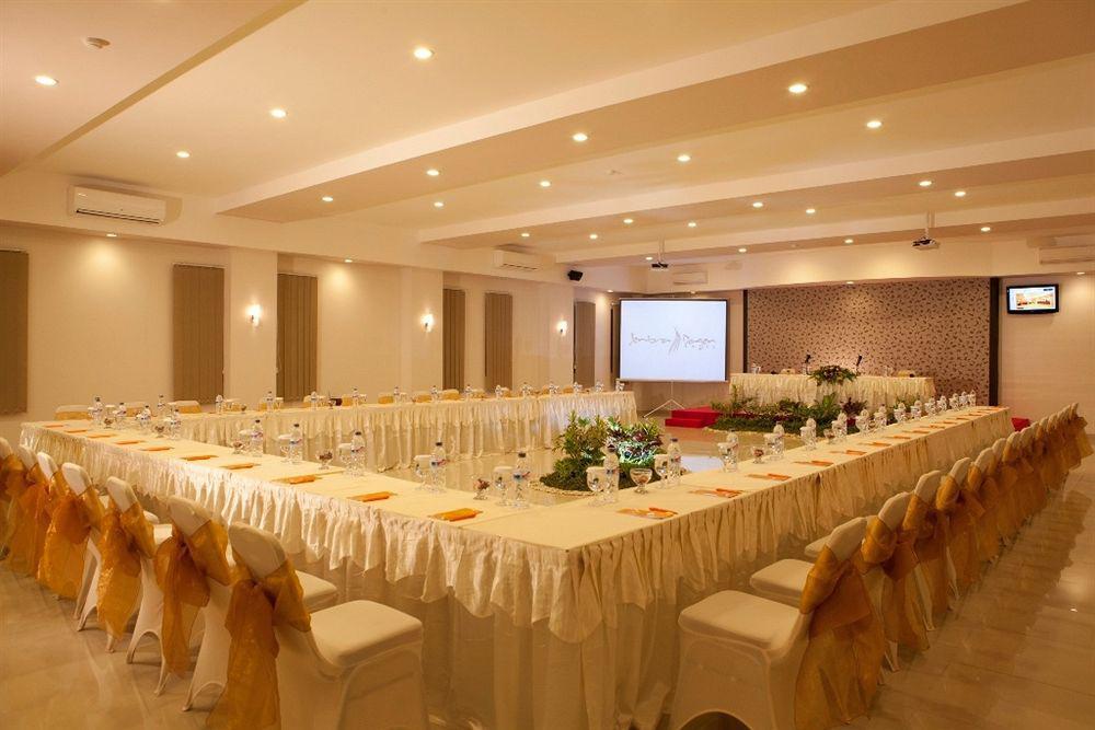 Jentra Dagen Hotel Malioboro Jogjakarta Buitenkant foto